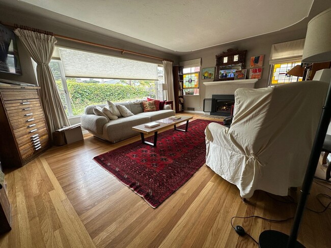 Building Photo - 3 Bedroom in Seabright! Walk to the beach!