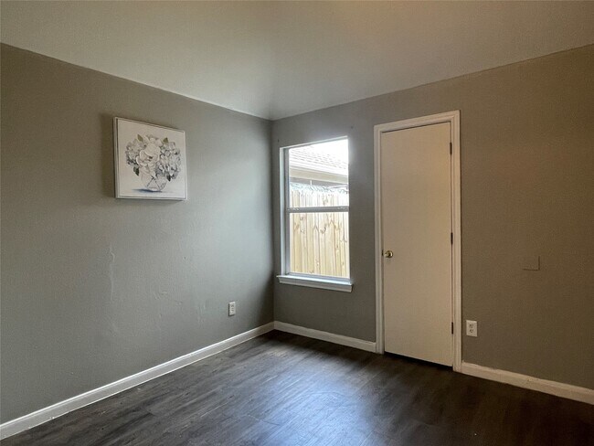 Building Photo - 811 Forest Hillside Ln