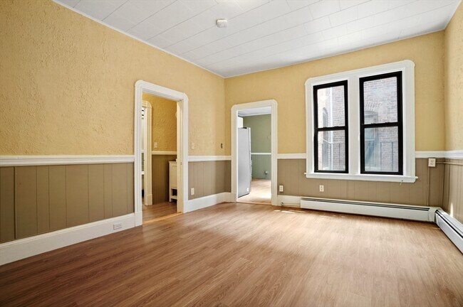 Building Photo - 58 Charles St S