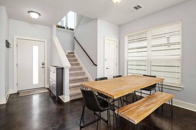 Building Photo - Modern condo, great location, fully Furnis...