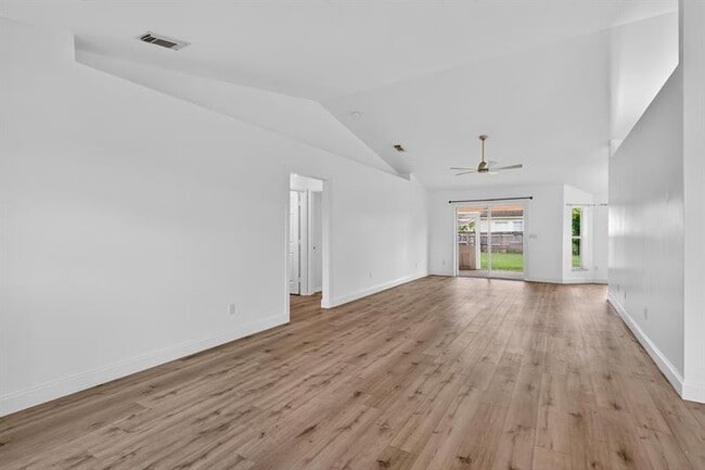 Building Photo - 497 SW Lacroix Ave