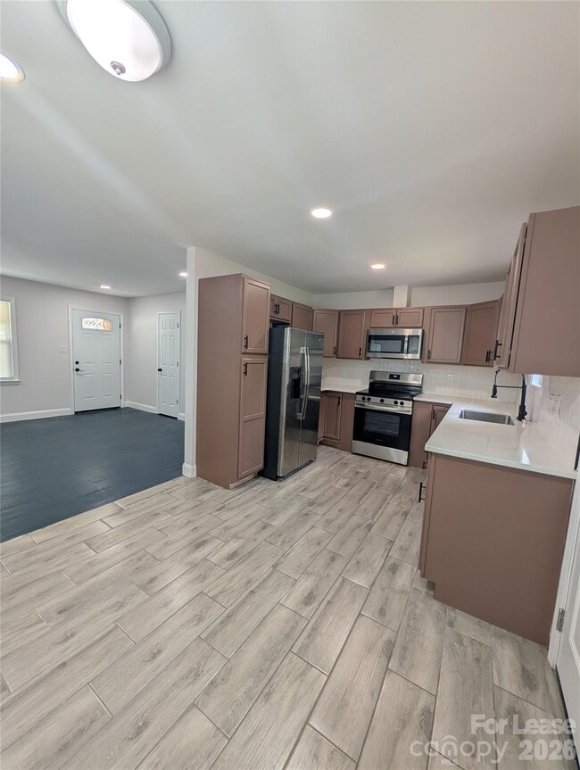 Building Photo - 2800 Dalecrest Dr