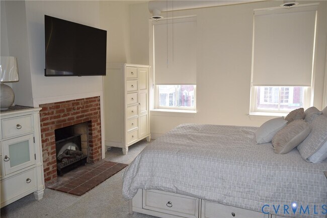 Building Photo - 422 W Clay St