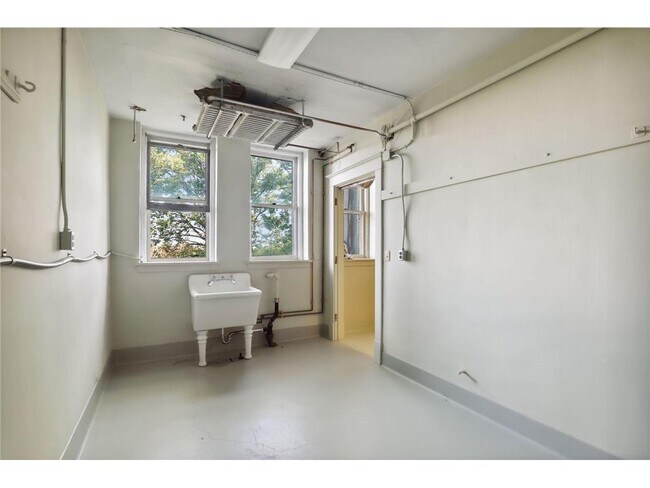 Building Photo - 1720 Mt Curve Ave