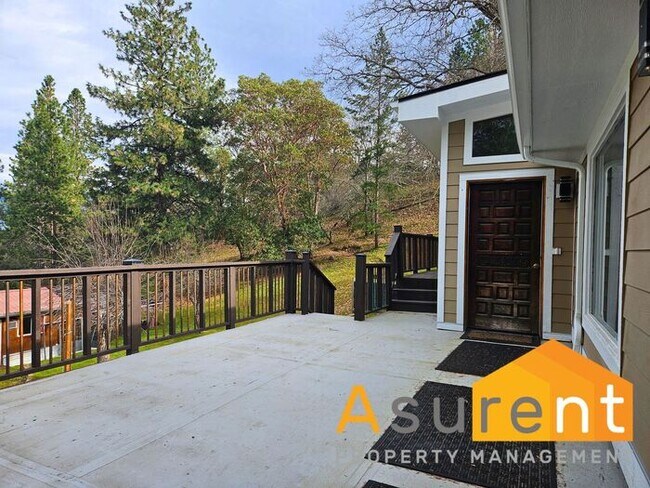 Building Photo - Stunning Home located in the picturesque Ashland