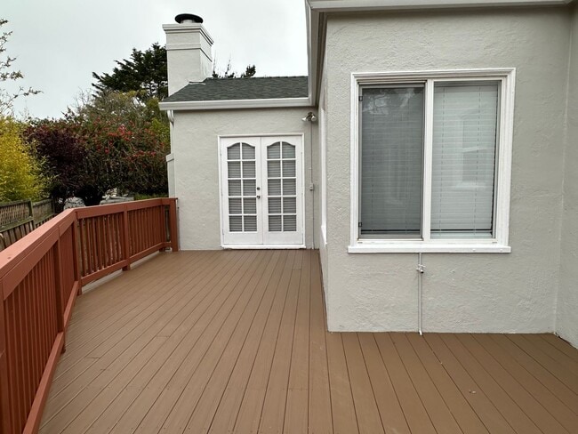 Building Photo - EPIC REA - Great Corner Lakeside Home - 3 ...