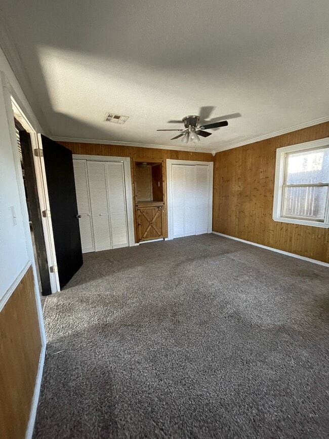 Building Photo - 401 E Krebs Ave
