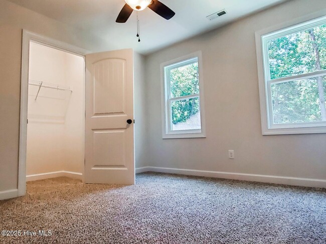 Building Photo - 9 Clarendon Ln