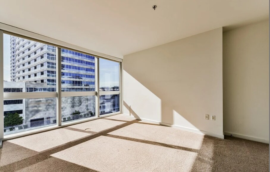 Building Photo - 4471 Dean Martin Dr