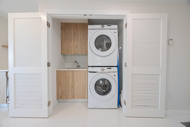 Building Photo - 117 Lake Ave