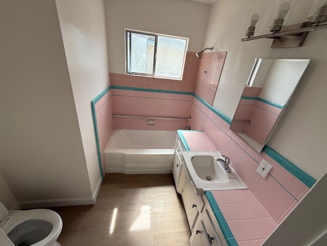 Building Photo - Home in Gardena