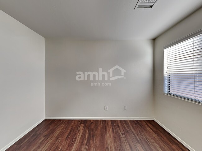 Building Photo - 6939 S Creek Run Ave