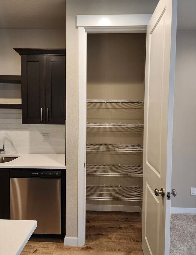 Building Photo - Must See Townhome Located in Ponderosa Ridge