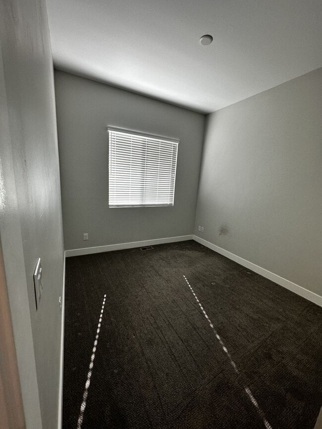 Building Photo - Available Early March!!  Bright and light with fantastic Views!!