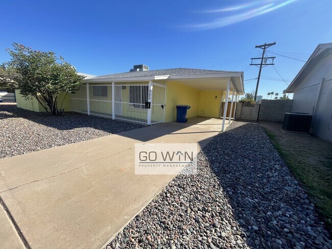 Building Photo - 4 Bed/ 2 Bath - House With Backyard!