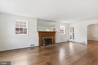 Building Photo - 904 N Ivy St