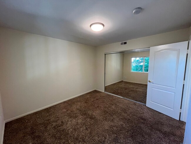 Building Photo - Upgraded 3+2.5 end unit w/attached garage ...