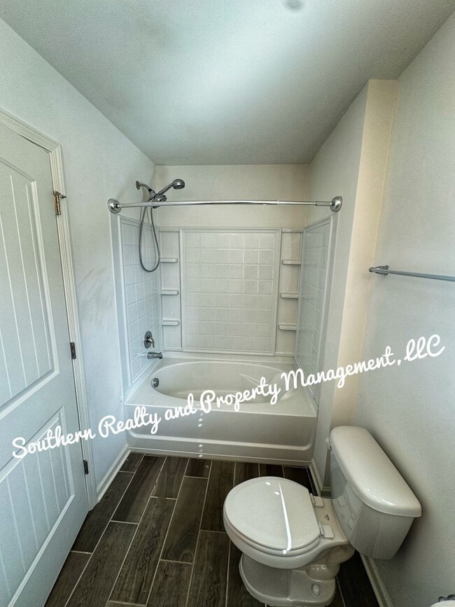 Building Photo - Country Feel but close to shopping