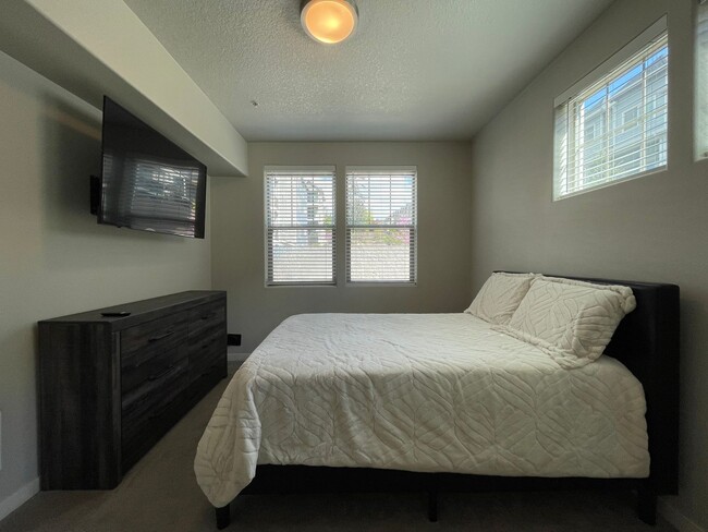 Building Photo - Bright 2Bd 2Ba Beaverton Condo!! By Nike, ...