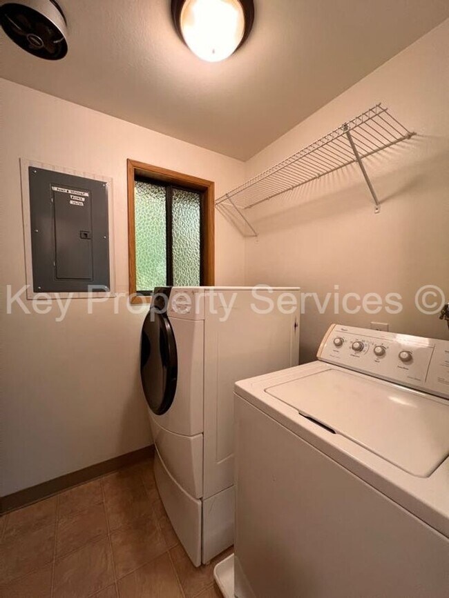 Building Photo - MOVE IN SPECIAL! HALF OFF! Updated Condo in Hazel Dell