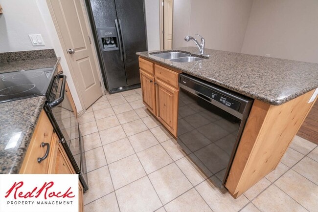 Building Photo - Beautiful 3 bedroom, 2.5 bathroom Townhome...