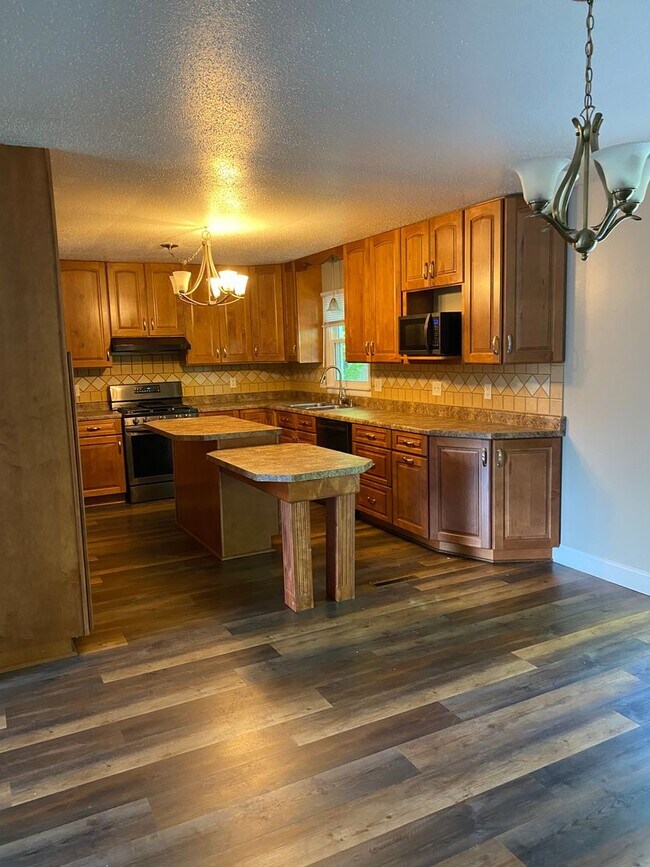 Building Photo - West side location 4br 2.5bth Finished Basement 2crg