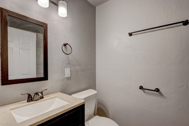 Building Photo - This Cute and Cozy 4 Bed, 2 Bath Home is Available now!!