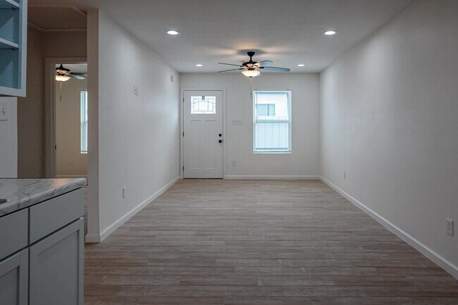 Building Photo - 105 Texas Dr