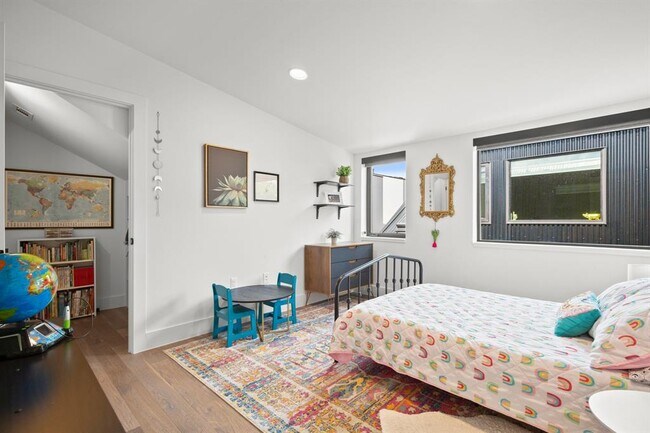 Building Photo - 3406 E 17th St