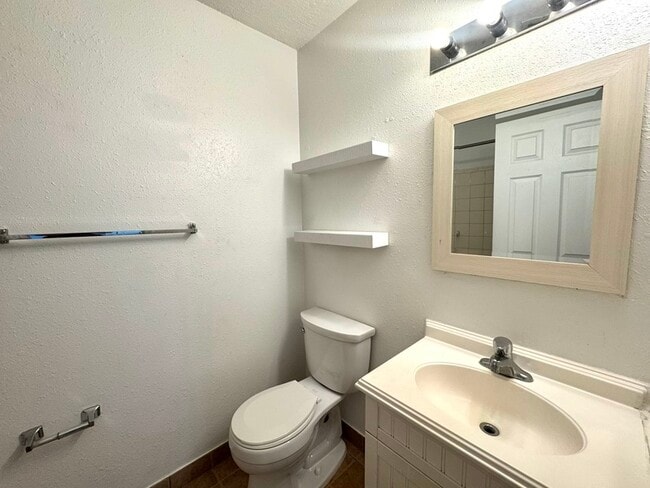 Building Photo - 212 E Cypress St