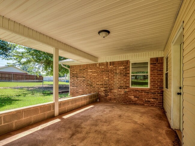 Building Photo - All Brand-new features and nicely updated,...