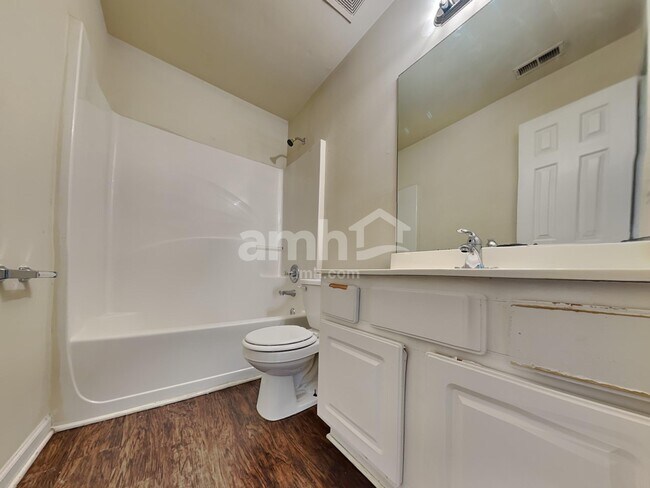 Building Photo - 190 Cedarhurst Rd