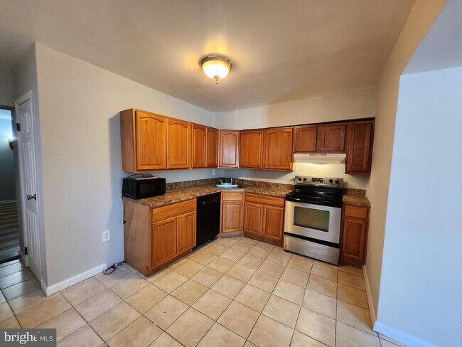 Building Photo - 403 W 6th St