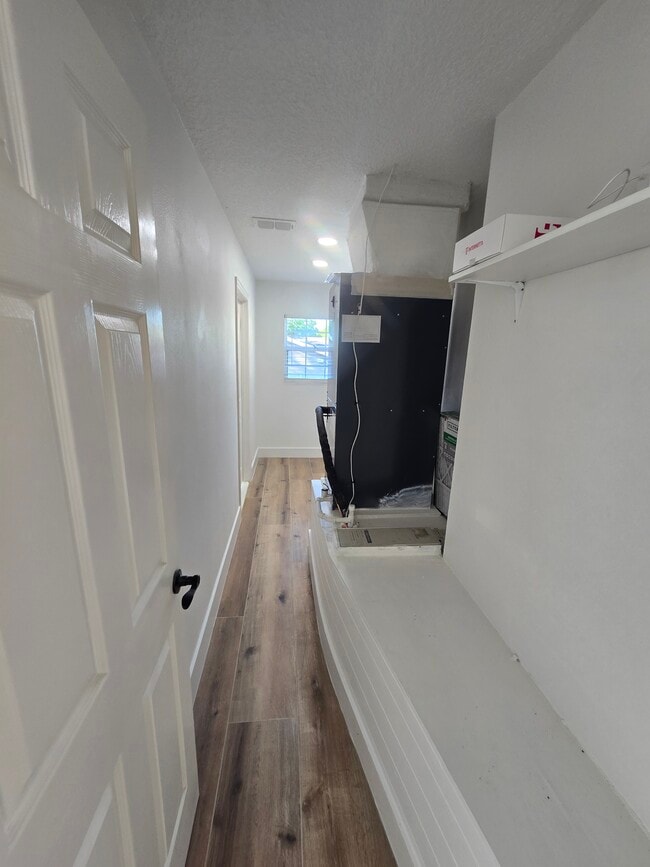 Building Photo - 383 Floral Dr