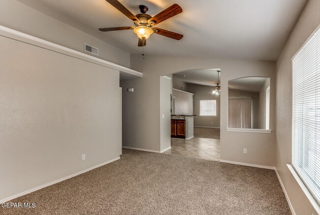 Building Photo - 814 Desert Silver Dr
