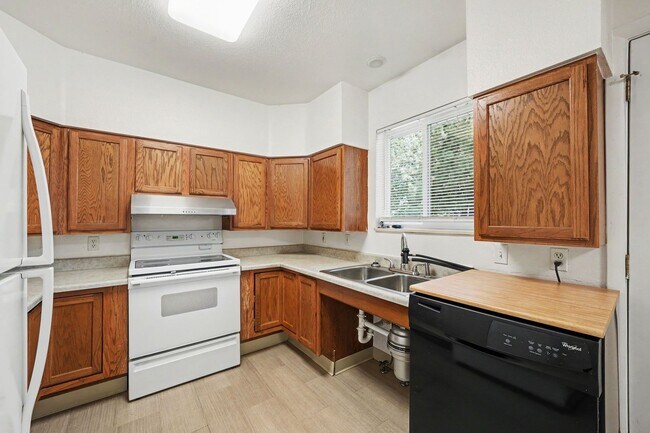 Building Photo - 598 S Eaton St