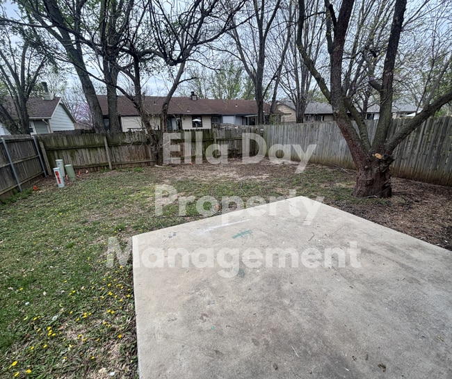 Building Photo - 8605 W 15th St N