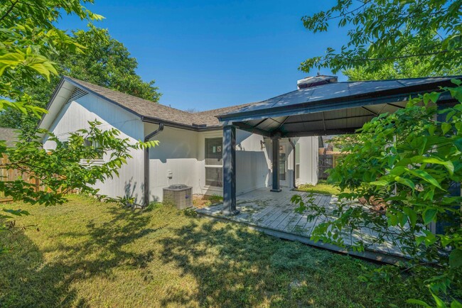 Building Photo - Modern 2 Bed, 2 Bath Multiplex in Austin, ...
