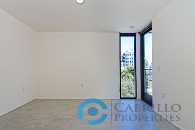 Building Photo - 2870 Fourth Ave