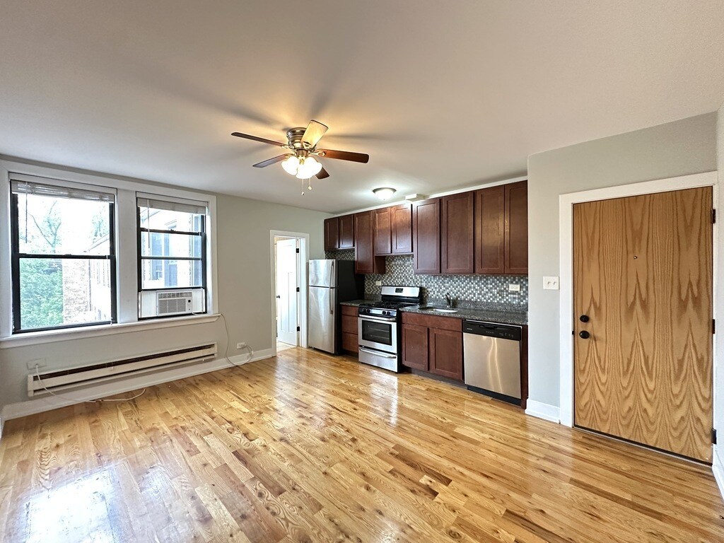 Building Photo - 843 W Diversey Pky