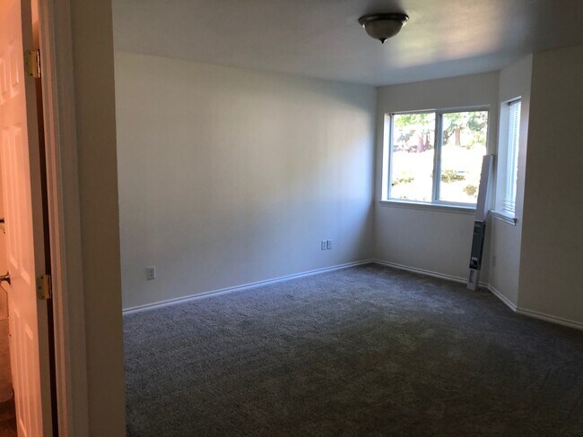 Building Photo - Walnut Grove 2 Bedroom, 2 Bath Condominium