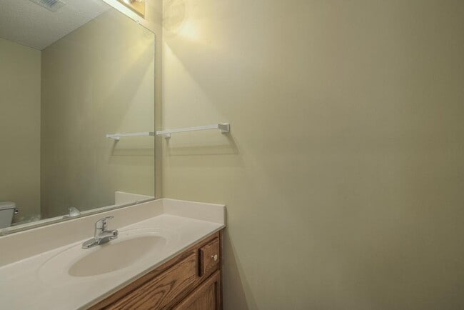 Building Photo - 612 NE Topaz Dr