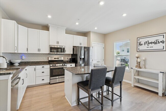 Building Photo - Beautiful 3B/2.5B Townhome in Downingtown ...