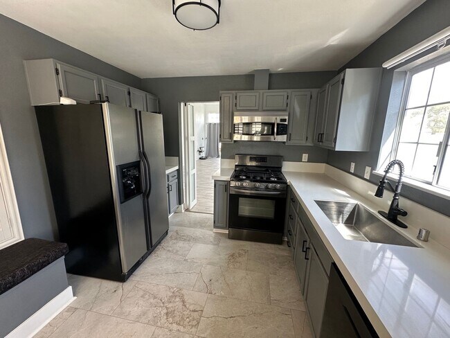 Building Photo - Updated Single Story, 2 Bedroom Home in De...