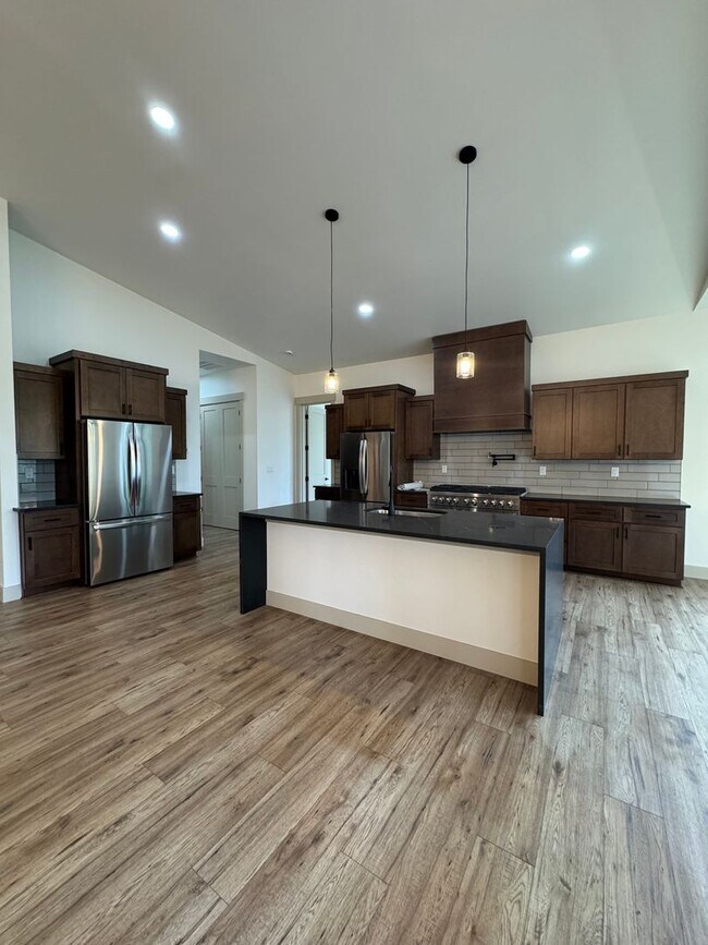 Building Photo - Luxury Rural Home Close to Town for Lease