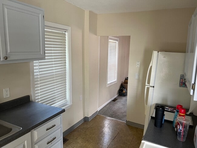 Building Photo - 658 Old West Central St