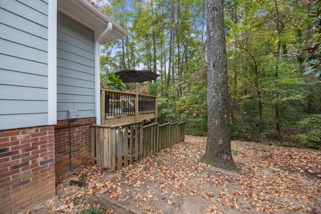 Building Photo - Adorable End-Unit Townhome in Desirable No...