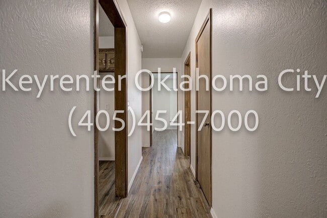 Building Photo - Massive 3BD/2BTH Home Minutes from the Highway.