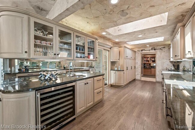 Building Photo - 3333 W Shore Dr