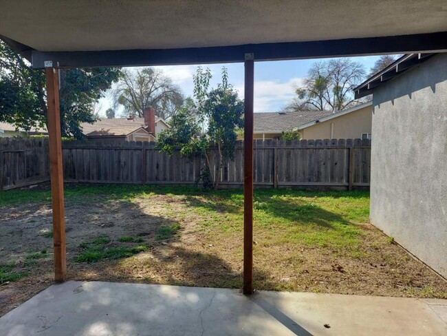 Building Photo - 2500 Casita Dr